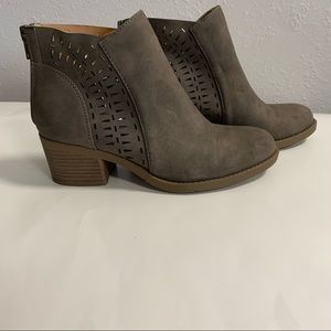 Qupid bootie’s light brown size 5.5